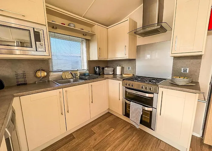Wonderful 6 Berth Caravan For Hire By A Stunning Norfolk Beach Ref 19006Sd