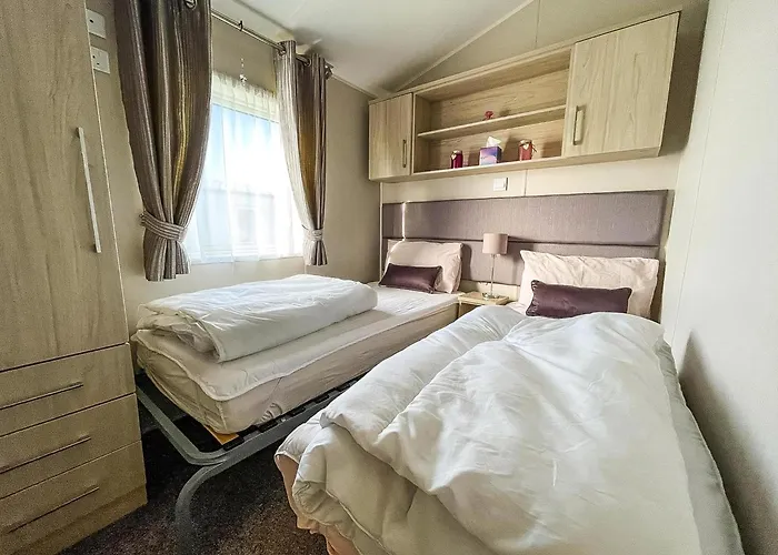 Wonderful 6 Berth Caravan For Hire By A Stunning Norfolk Beach Ref 19006Sd