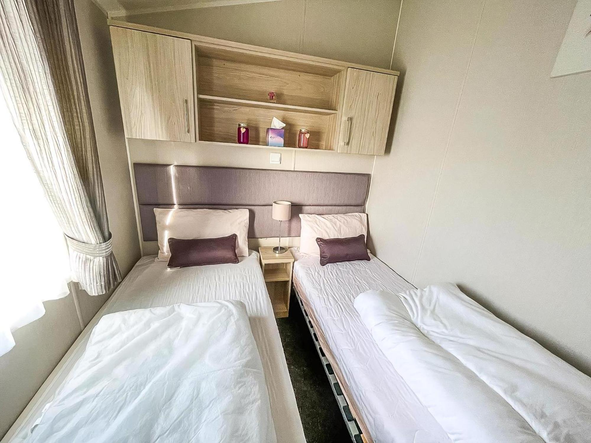 Wonderful 6 Berth Caravan For Hire By A Stunning Norfolk Ref 19006sd * Scratby