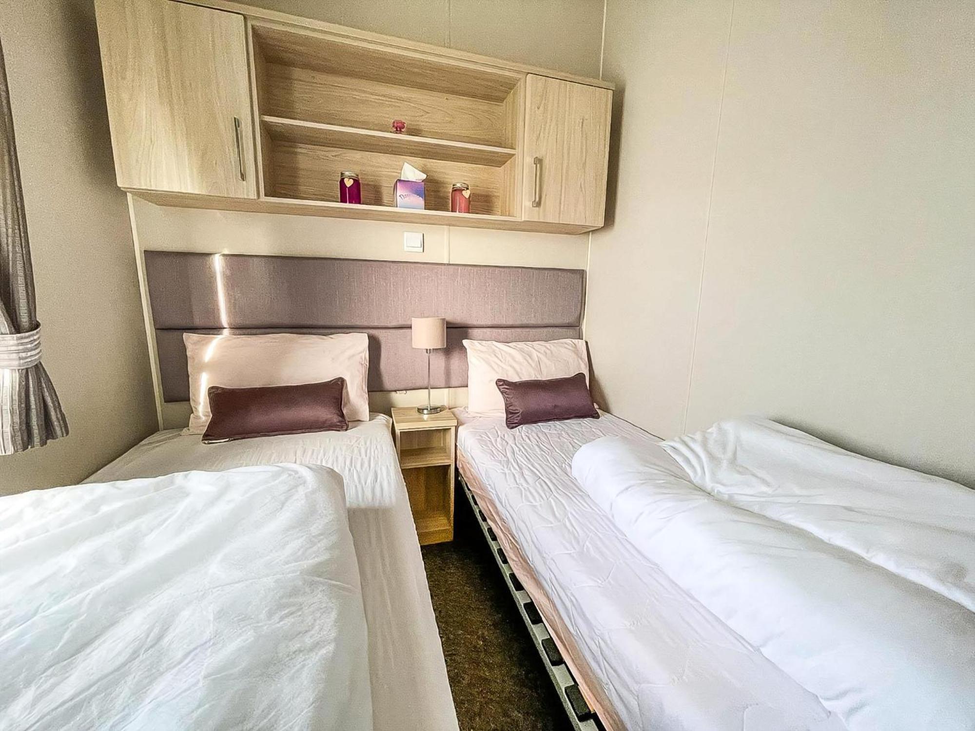 Wonderful 6 Berth Caravan For Hire By A Stunning Norfolk Ref 19006sd Campsite