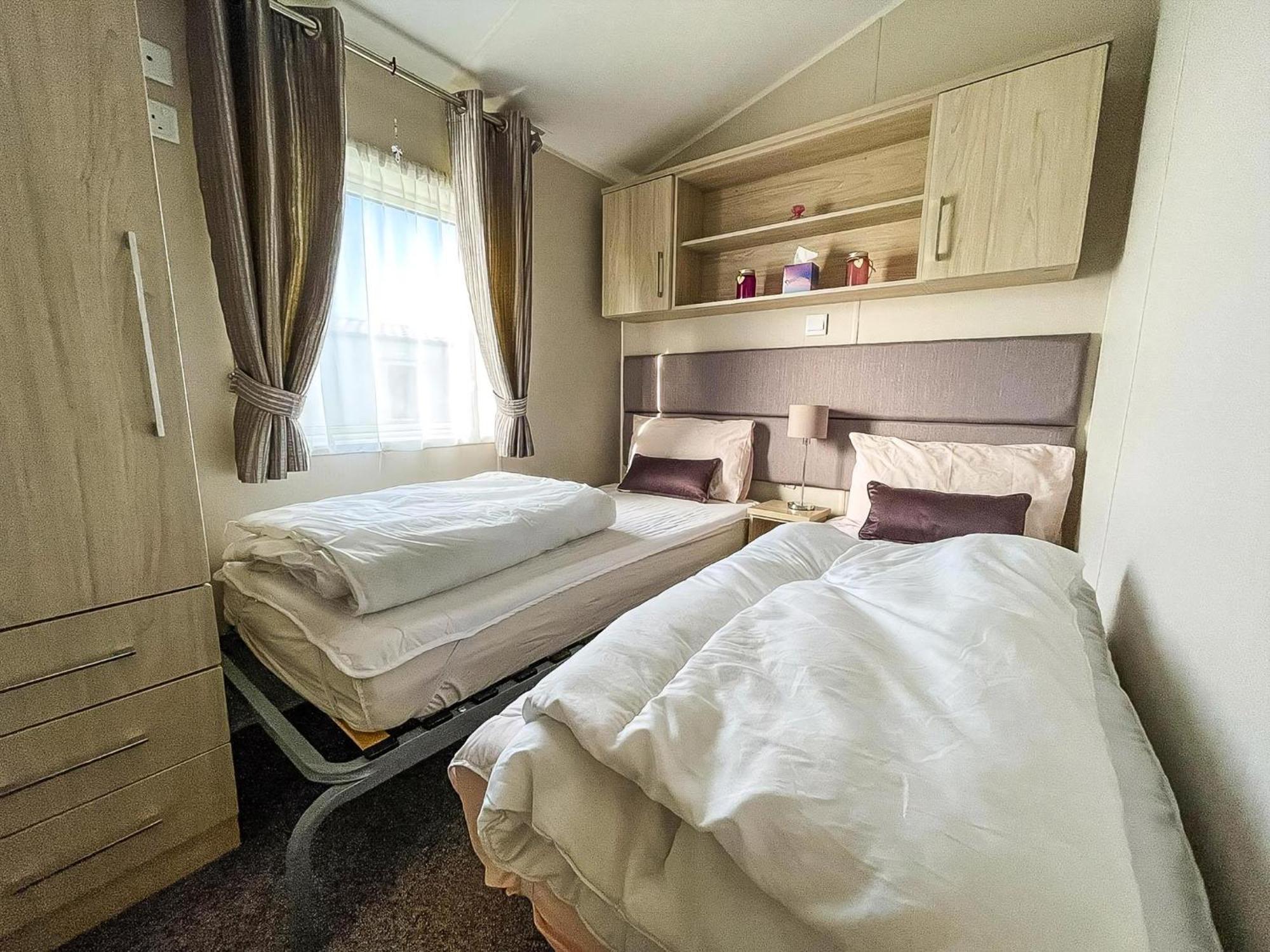Wonderful 6 Berth Caravan For Hire By A Stunning Norfolk Ref 19006sd Campsite *