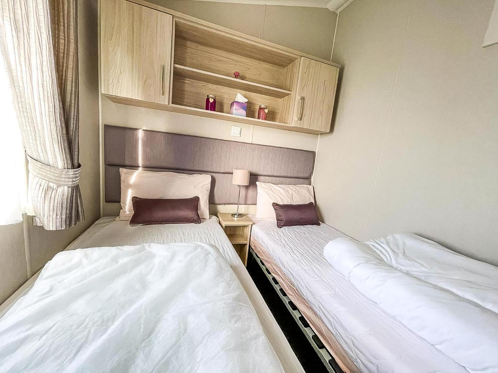 Campsite Wonderful 6 Berth Caravan For Hire By A Stunning Norfolk Ref 19006sd *