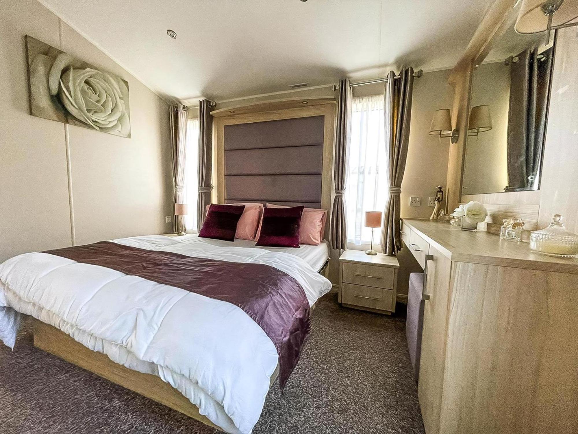Wonderful 6 Berth Caravan For Hire By A Stunning Norfolk Ref 19006sd Campsite Scratby