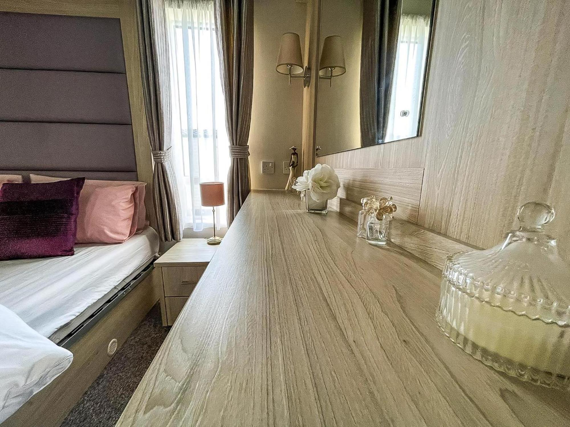 Wonderful 6 Berth Caravan For Hire By A Stunning Norfolk Ref 19006sd *