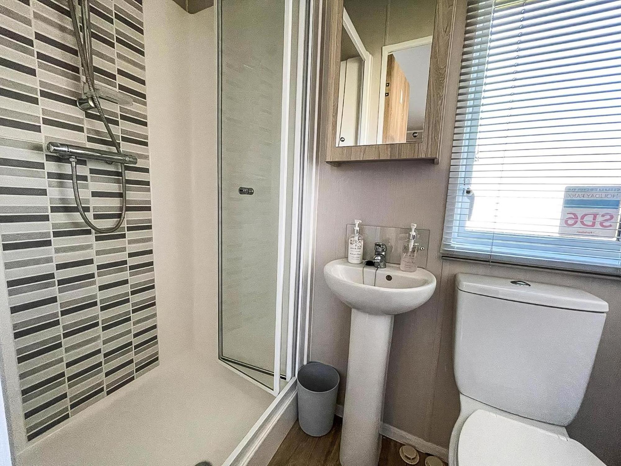 Wonderful 6 Berth Caravan For Hire By A Stunning Norfolk Ref 19006sd Scratby