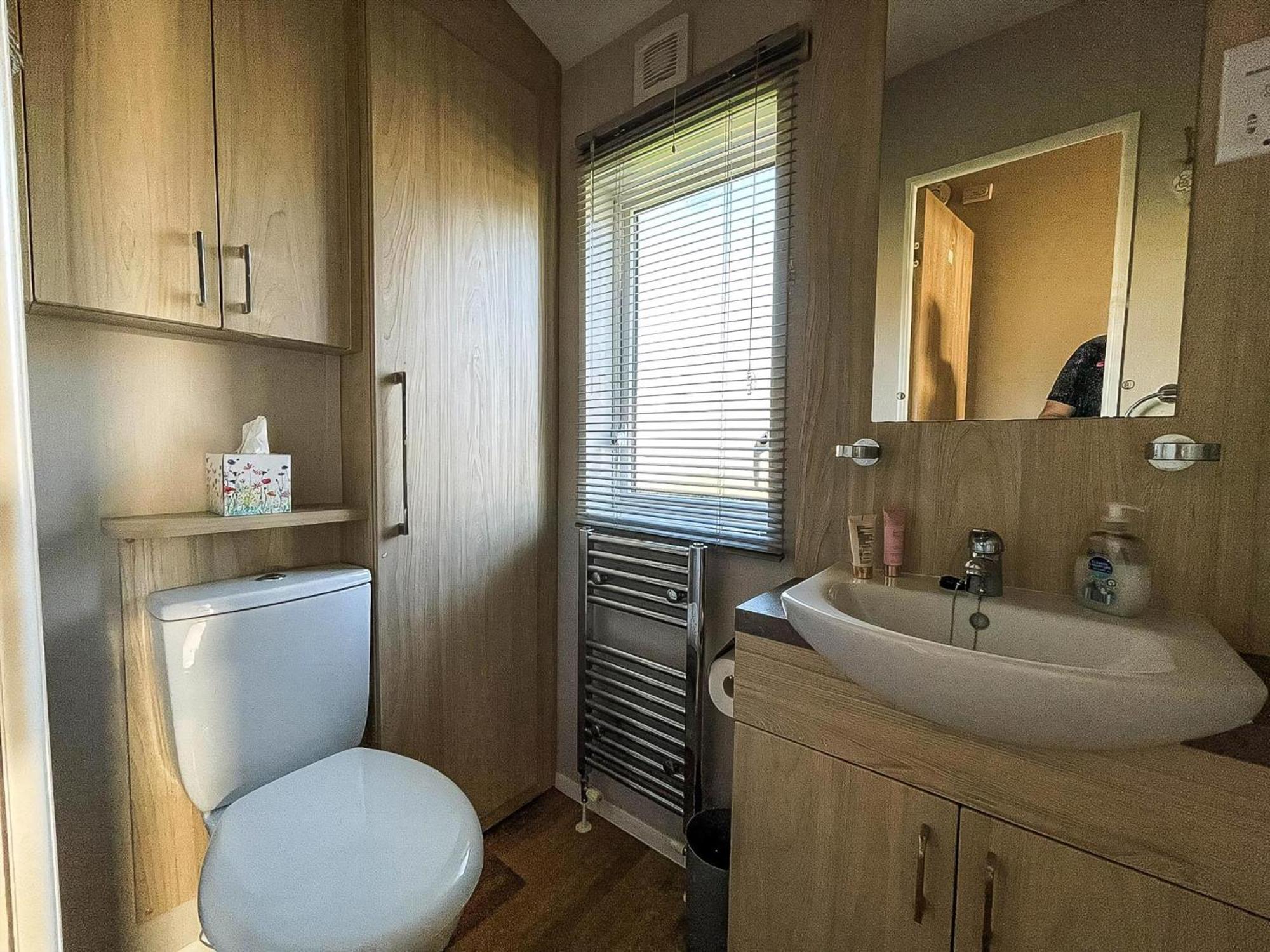 Wonderful 6 Berth Caravan For Hire By A Stunning Norfolk Ref 19006sd * Scratby