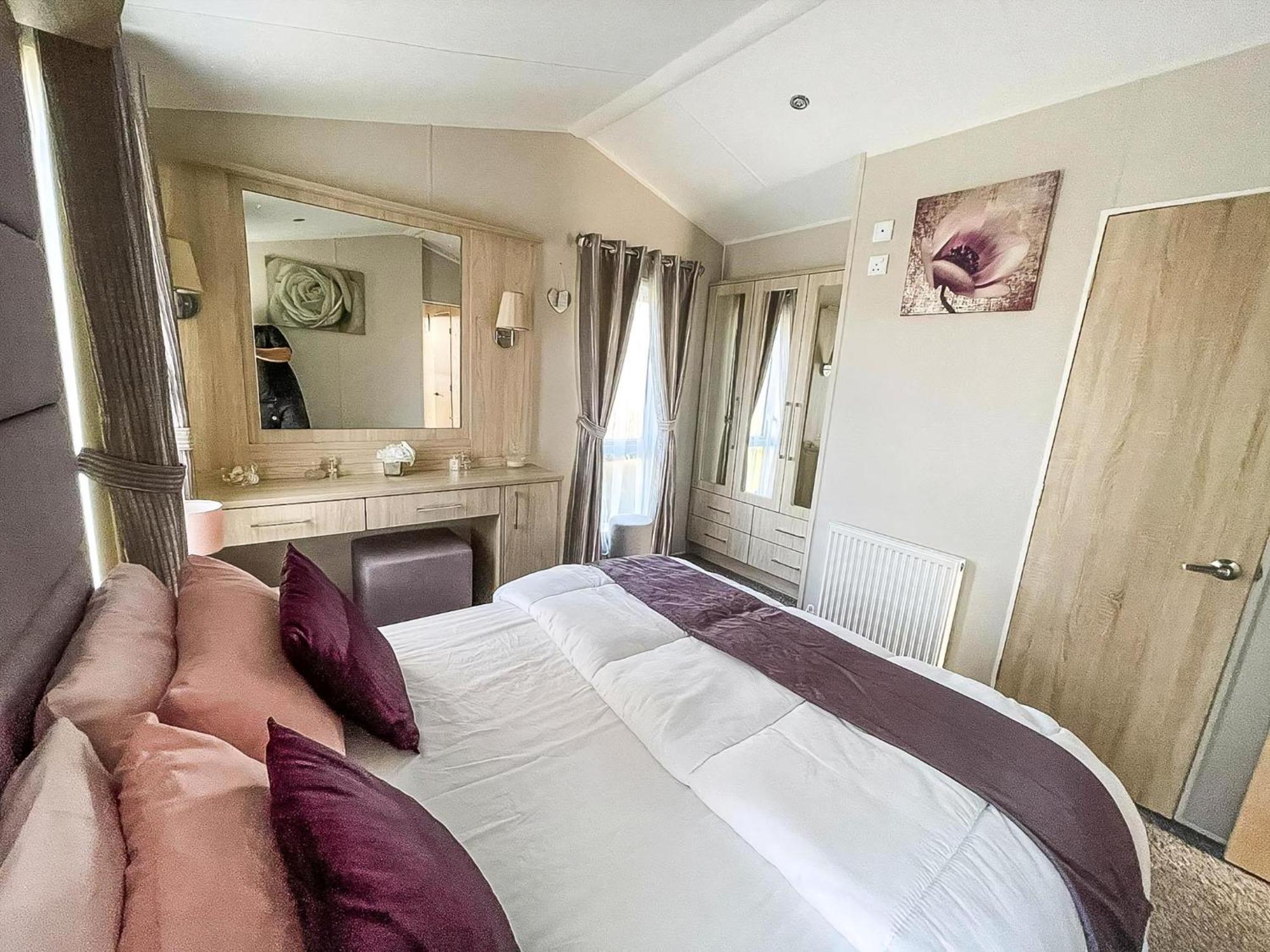 Wonderful 6 Berth Caravan For Hire By A Stunning Norfolk Ref 19006sd