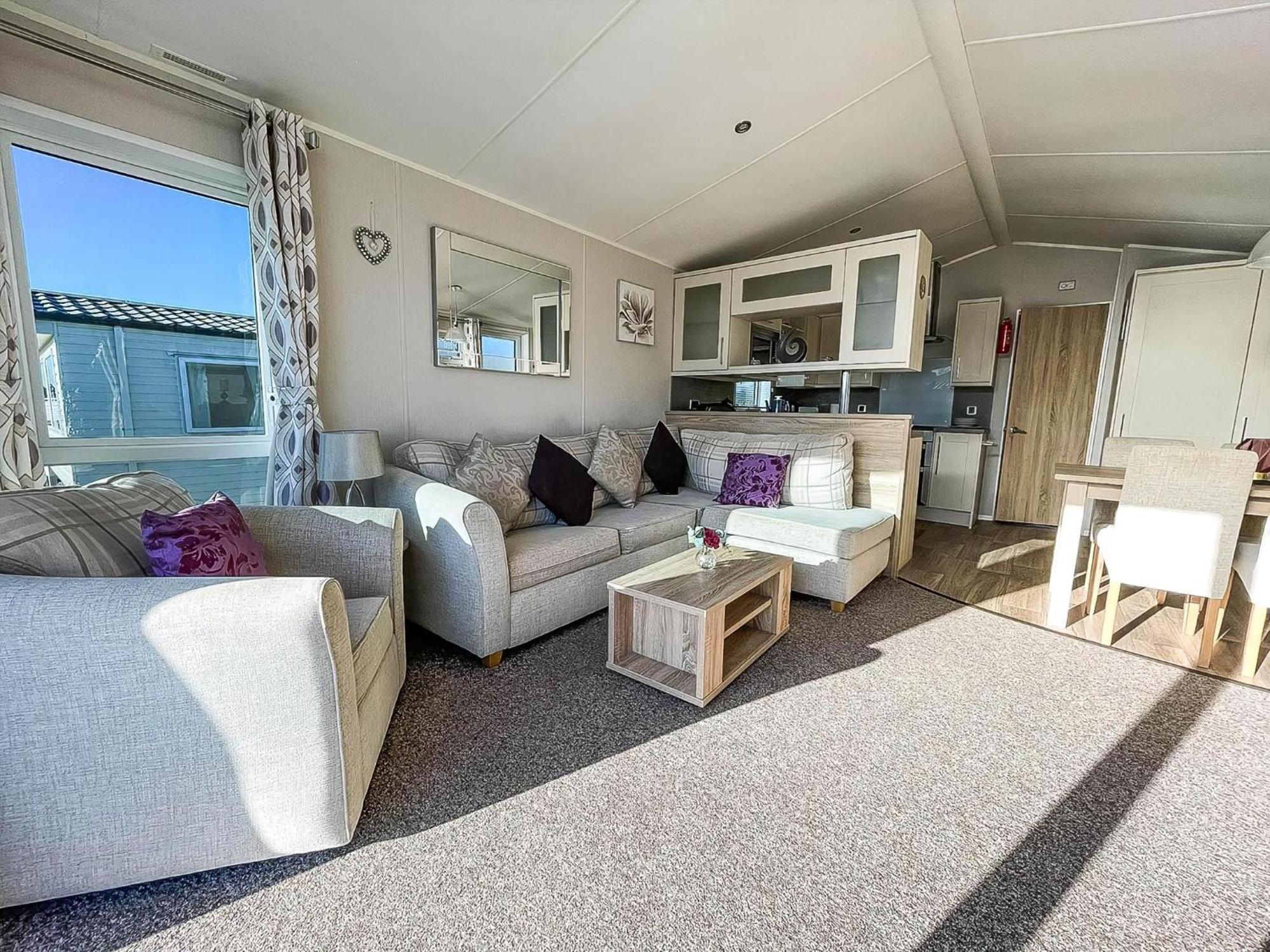 Wonderful 6 Berth Caravan For Hire By A Stunning Norfolk Ref 19006sd Campsite