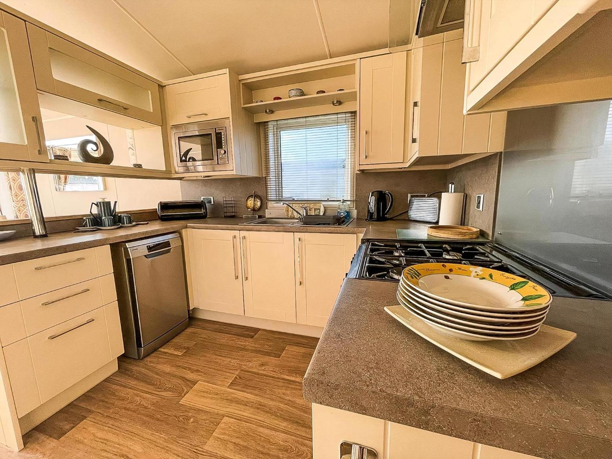 Wonderful 6 Berth Caravan For Hire By A Stunning Norfolk Ref 19006sd Campsite Scratby