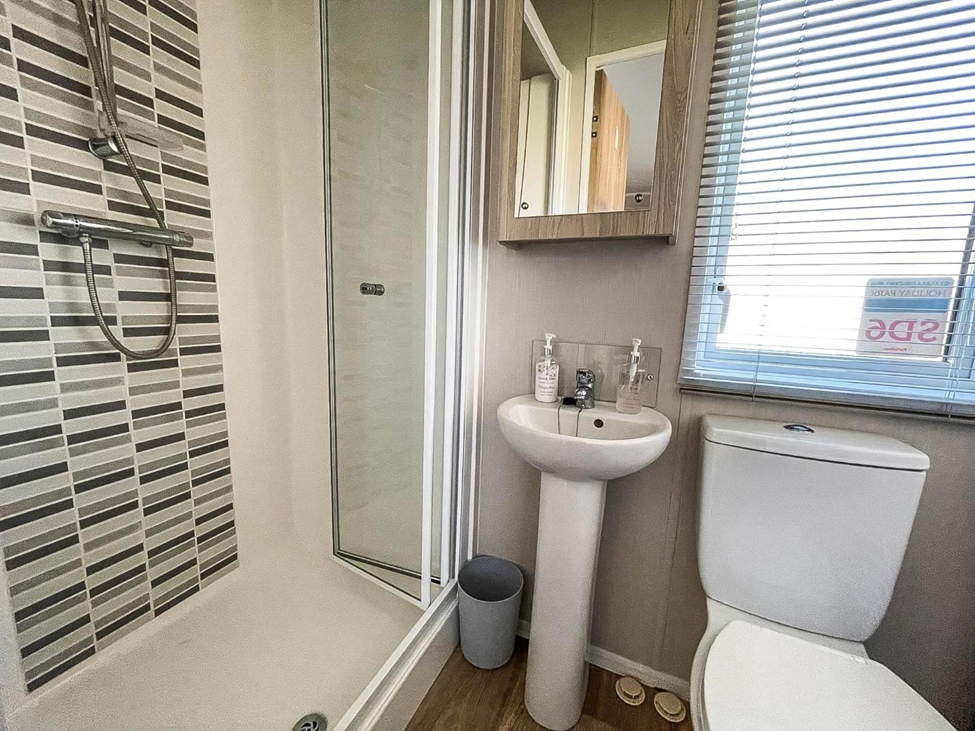 Wonderful 6 Berth Caravan For Hire By A Stunning Norfolk Ref 19006sd Campsite