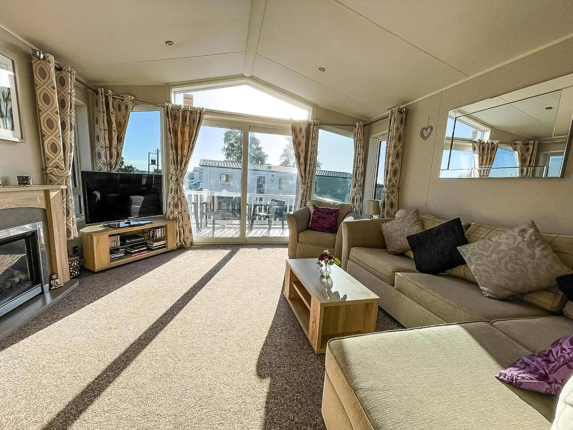 Wonderful 6 Berth Caravan For Hire By A Stunning Norfolk Ref 19006sd Campsite Scratby