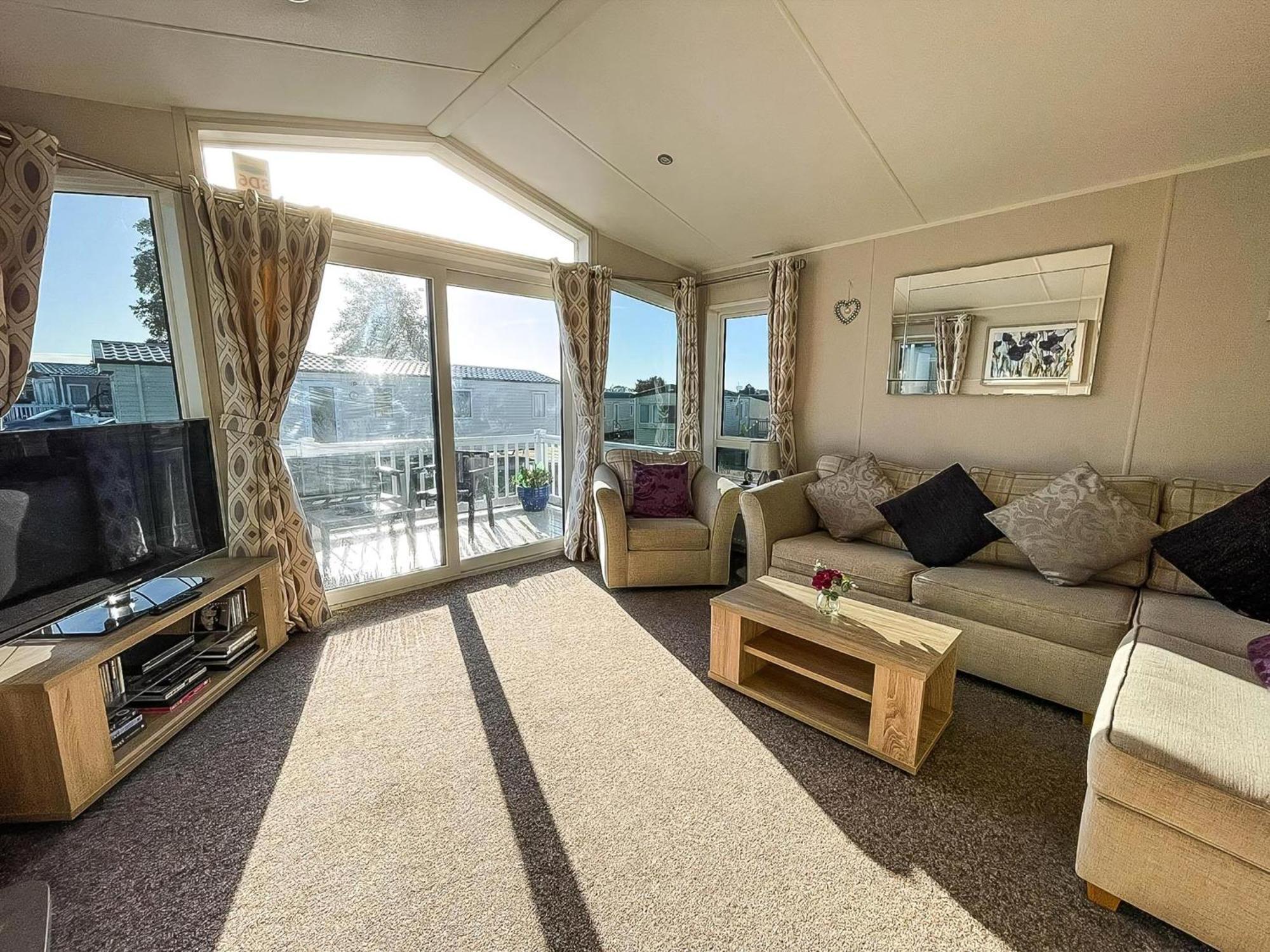 Wonderful 6 Berth Caravan For Hire By A Stunning Norfolk Ref 19006sd